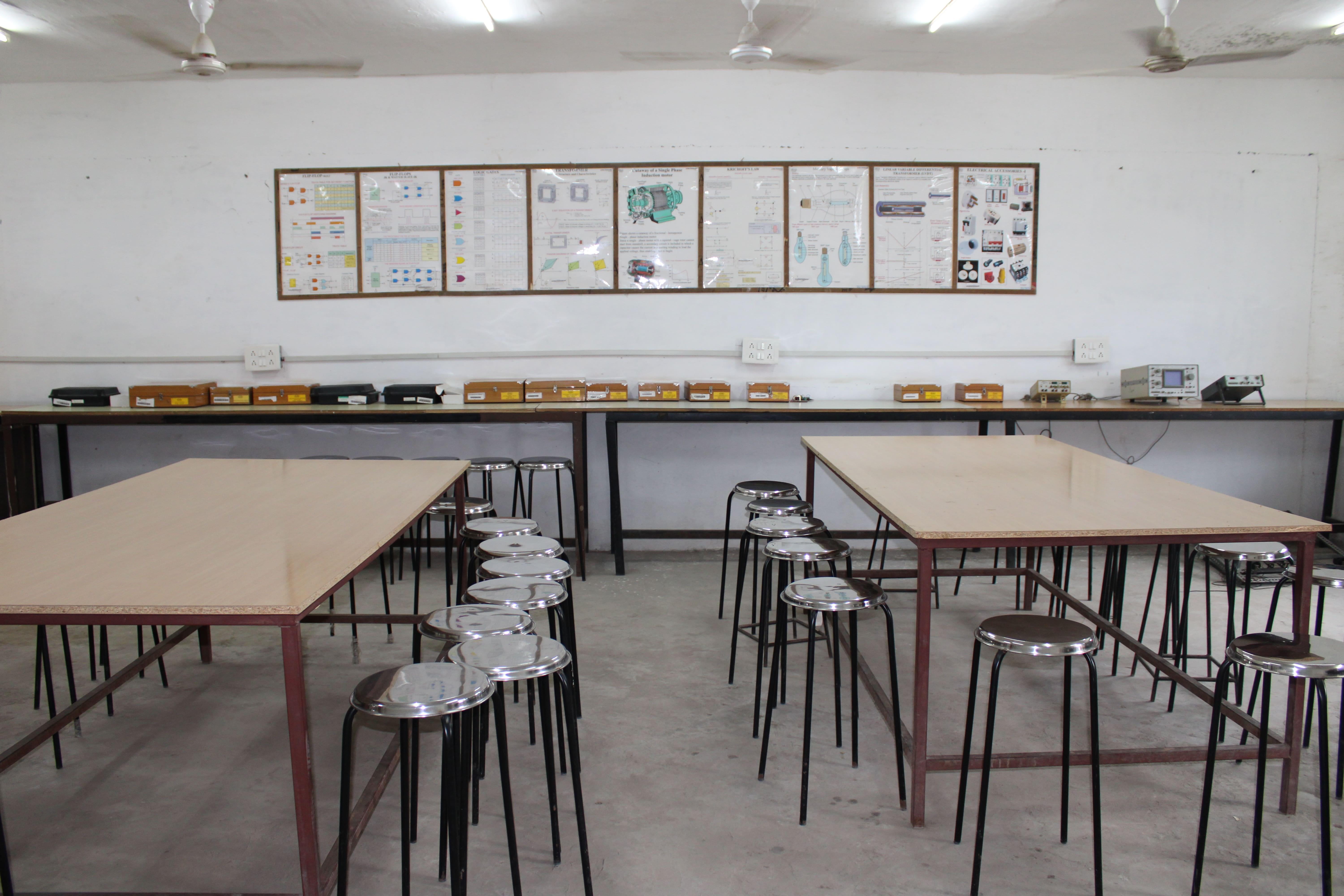 Rai School of Liberal Studies Ahmedabad Laboratory photo 6